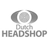 Een tweeling met dreadlocks rookt een joint